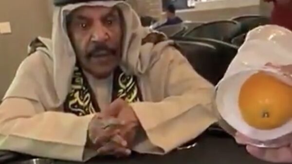 Als jij raadt waar de hij onder zit krijg je 100 euro