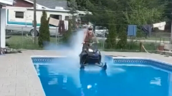 Met een sneeuwscooter een zwembad oversteken is echt geen goed plan