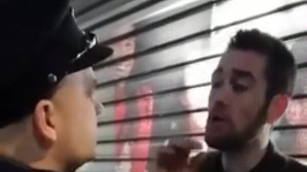 Een agent proberen te meppen blijft nog steeds een zeldzaam dom idee