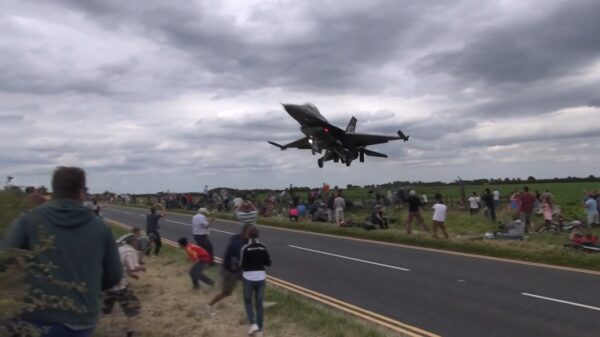 Vliegtuigspotters krijgen een bruine onderbroek als een Turkse F-16 piloot rakelings over ze heen vliegt