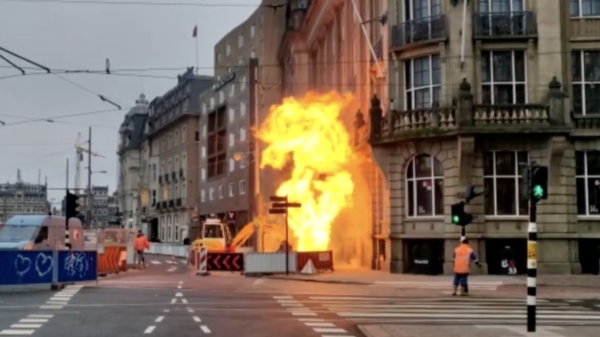 Amsterdam staat in de fik: metershoge vlammen na gaslek door werkzaamheden