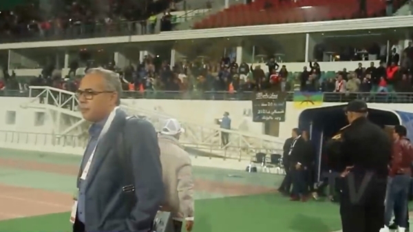 Marokkaanse coach M'hamed Fakhir krijgt steen tegen zijn hoofd en gaat gestrekt