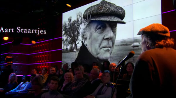 Kippenvel: 'Tommie' brengt prachtige ode aan overleden Meneer Aart in DWDD