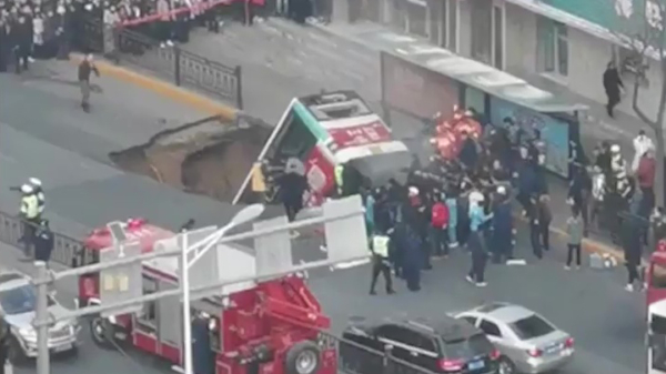 6 doden en 10 vermisten nadat Chinese bus in sinkhole stort