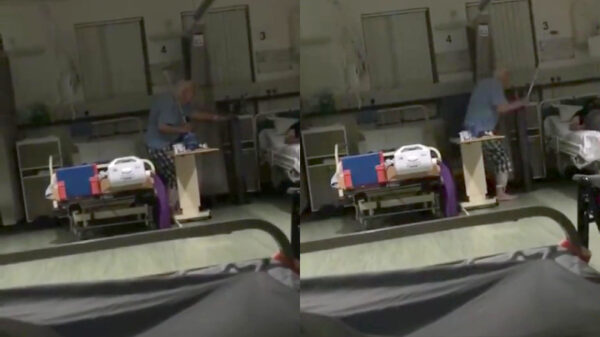 Opa en zijn wandelstok weten wel raad met een snurkende kamergenoot