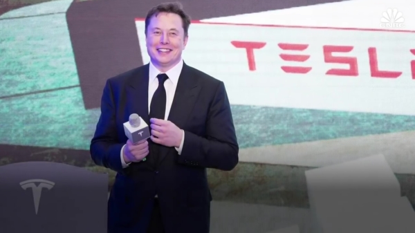Volgens Elon Musk kan elke Tesla binnenkort met voetgangers praten