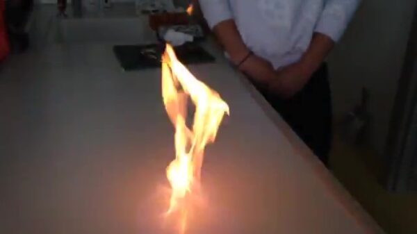 Lerares van het jaar doet een iets te vlammend experiment