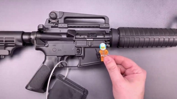 Het wapenslot van een semi-automatisch geweer is makkelijk te openen met een Lego poppetje!