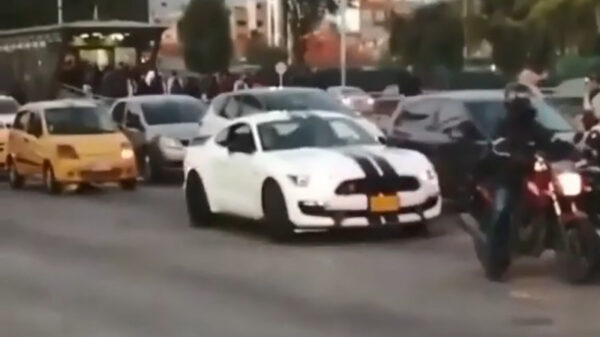 Droeftoeter met haast heeft zijn Mustang niet helemaal onder controle