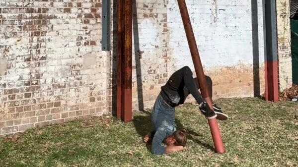 Parkoureindbaas Dom Tomato laat zien dat stunts niet altijd vlekkeloos gaan