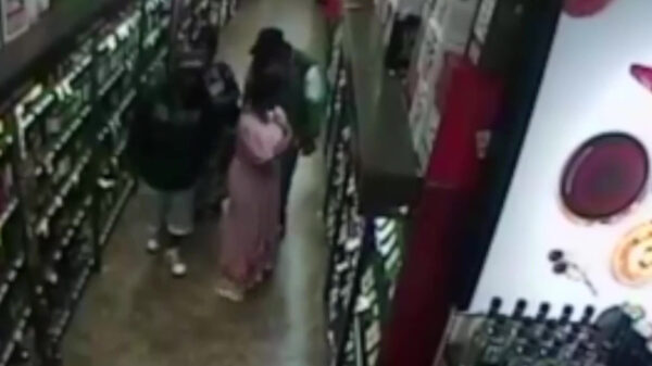 Even met de gehele familie een slijterij leegroven