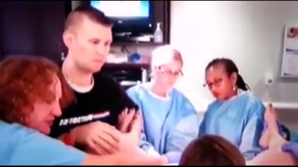 Aanstaande vader gaat gestrekt tijdens de bevalling