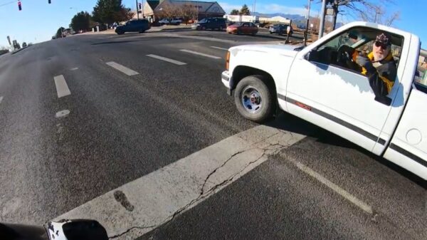 Automobilist zet asociaal rijdende wannabe Ghostrider even heerlijk op zijn plek