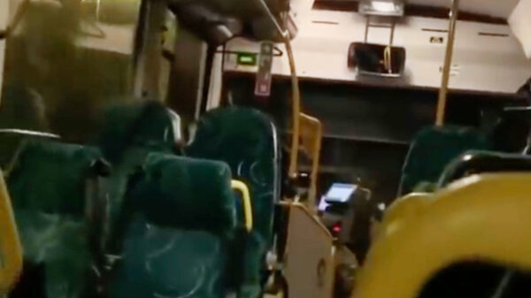 Buschauffeur denkt alleen in de bus te zitten en gooit er een lekkere freestyle uit