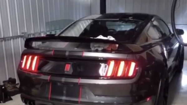 Even stoer doen voor je vrienden door je vaders Shelby GT350R te starten