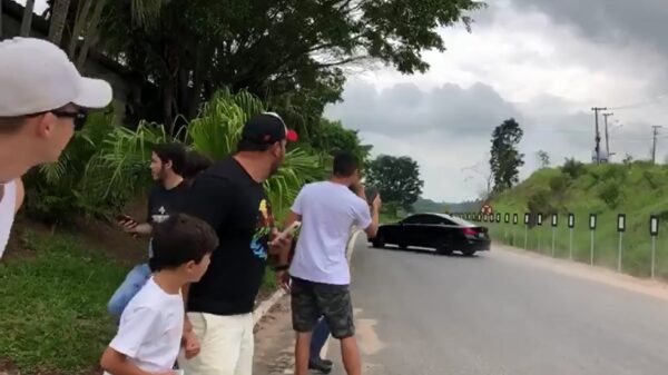 Uitslovertje heeft zijn auto niet onder controle en parkeert hem keurig op z'n kop