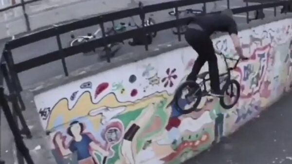 BMX'er gaat voor de faceplant-vande-maand-award