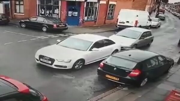 Miljoenmiljard boefjes vluchten uit een Honda Civic na een eigenaardige aanrijding