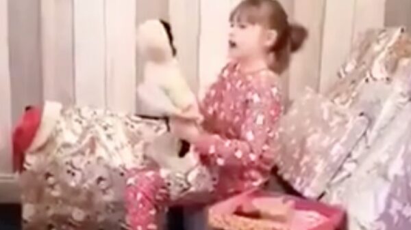 Jarig meisje moet nog even wennen aan haar nieuwe pop