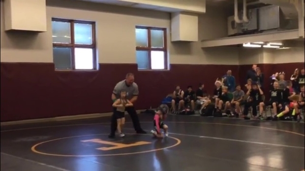Kleine held redt zijn zusje tijdens een worstelwedstrijd