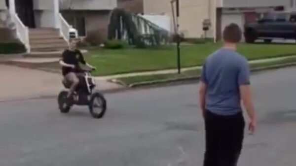 Even de deur van de buurman aan gort jagen