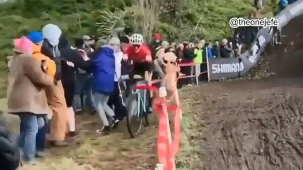 Sluwe veldrijder heeft een ontzettend gemene tactiek om wedstrijd te winnen