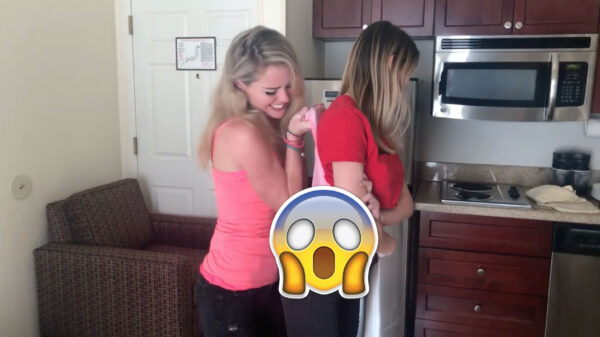 Vriendinnen worden uitgedaagd om elkaar de ultieme wedgie te bezorgen