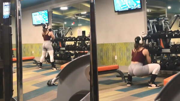 Fitgirl heeft niet in de gaten dat ze iets té veel kracht heeft gezet