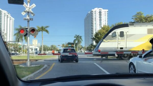 Het enige juiste om te doen als je gevangen wordt door een spoorwegovergang