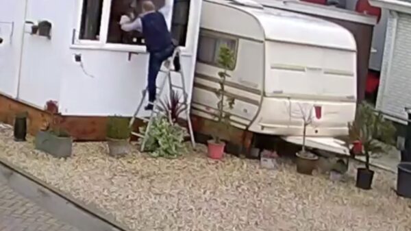 Oom Theo maakt klein misstapje op de trap