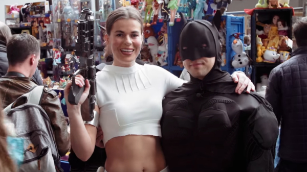 Comic-Con is voor Awkward Batman de uitgelezen kans om een vriendin te scoren