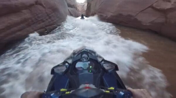 Jetskiër jankt met hoge snelheid door de nauwe canyons van Lake Powell