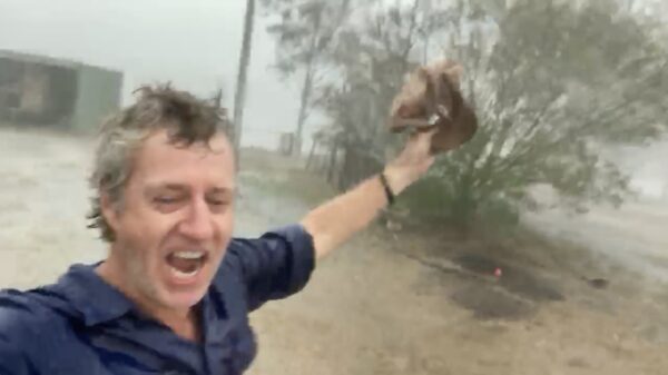 Er zijn weinig mensen die zo van regen kunnen genieten als deze Australische boer
