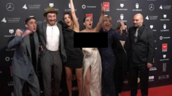 Celia Freijeiro heeft een behoorlijke wardrobe malfunction op de Feroz Awards