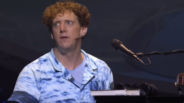 Jochem Myjer blijkt ook een bijna perfecte Lange Frans-imitatie in huis te hebben