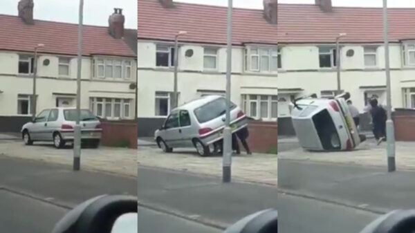 Britse eikeltjes flippen een willekeurige auto op z'n kantje