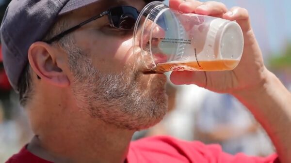 Achterstevoren eten en drinken blijft verdomd vreemd om naar te kijken