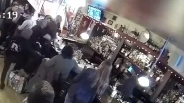 Hippe barman uit Boston redt stikkende klant met de heimlichmanoeuvre