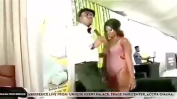 Ghanese predikant geeft kerkgangers een spoedcursus rampetampen