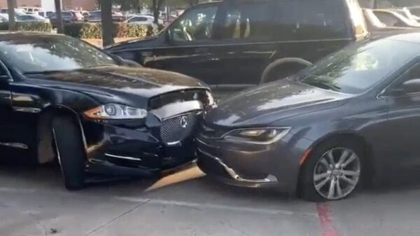 Geflipte vriendin sloopt de auto van haar 'vriend' omdat hij is vreemdgegaan