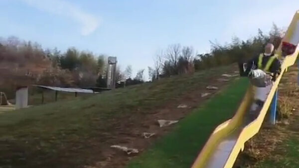 Na dit rondje glijbaan was het gedaan met zijn staartbotje