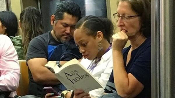In het openbaar vervoer zijn er een hoop figuren die bijzondere boeken lezen