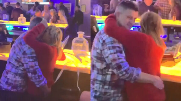 Kroegtijger heeft voor haar vlam een verrassing in d'r onderbroek hangen