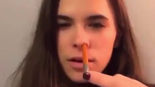 Deze dame kan een alleraardigst kunstje