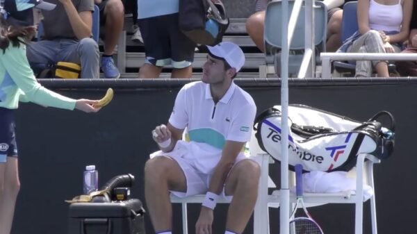 Verwend kreng Dmitry Popko﻿ eist dat het ballenmeisje ook zijn banaan voor hem pelt