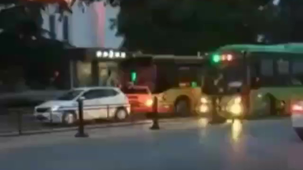 Ongeduldige buschauffeur heeft haast, duwt auto de straat door en verwondt bestuurder