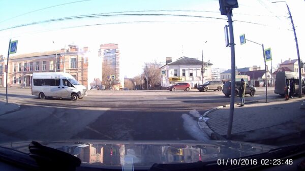 Ook als voetganger is het levensgevaarlijk om op straat je telefoon te gebruiken