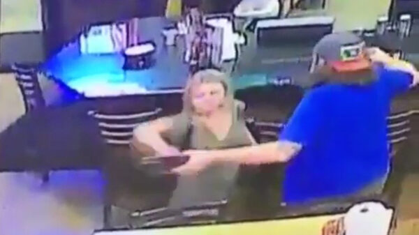 Eindbaas geniet van zijn biertje terwijl hij een irritant wijf op meesterlijke wijze wat nacho's 'geeft'