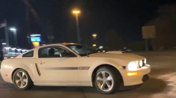 Automobilist heeft zijn Mustang niet onder controle als hij met piepende bandjes wegrijdt