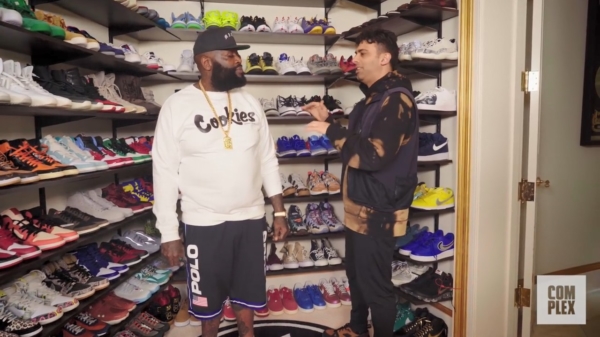 Rapper Rick Ross heeft geld teveel en showt zijn belachelijk grote sneakercollectie